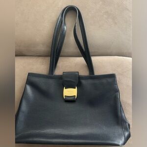 Salvatore Ferragamo tote bag Black Leather 
AH-21 8254